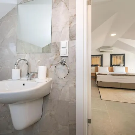 Leona - 5 Bedroom In