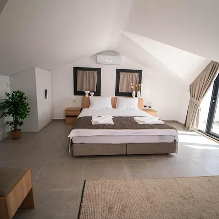 Βίλα Leona - 5 Bedroom In *