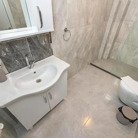 Leona - 5 Bedroom In