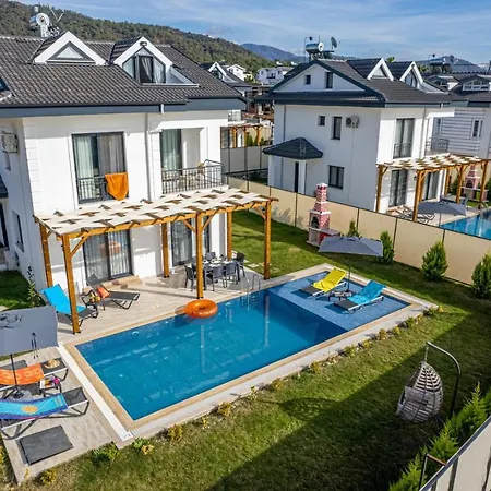 Leona - 5 Bedroom In