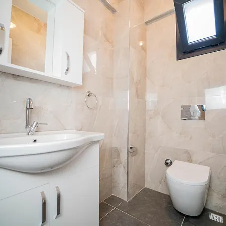 Leona - 5 Bedroom In Villa *