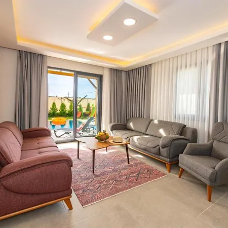 Leona - 5 Bedroom In Villa