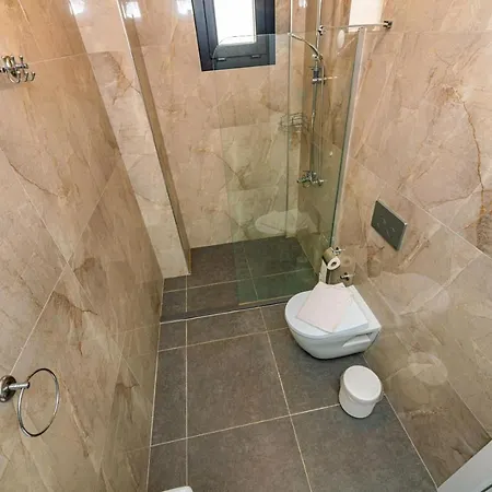 Villa Leona - 5 Bedroom In