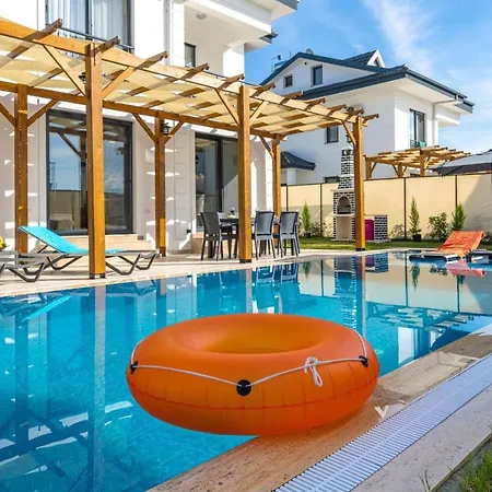Leona - 5 Bedroom In