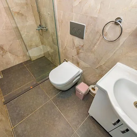 Leona - 5 Bedroom In Vila *