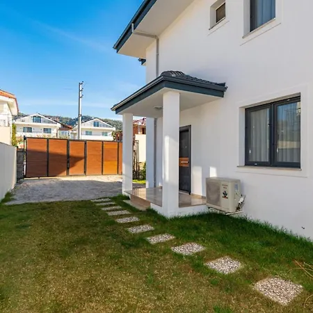 Leona - 5 Bedroom In Vila *