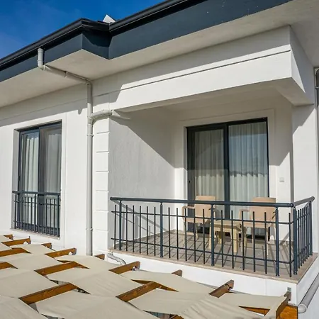 Leona - 5 Bedroom In