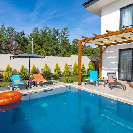 Leona - 5 Bedroom In