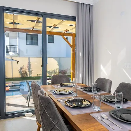 Leona - 5 Bedroom In Villa *