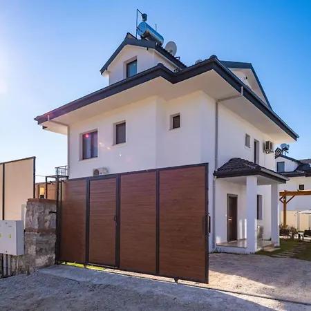 Leona - 5 Bedroom In