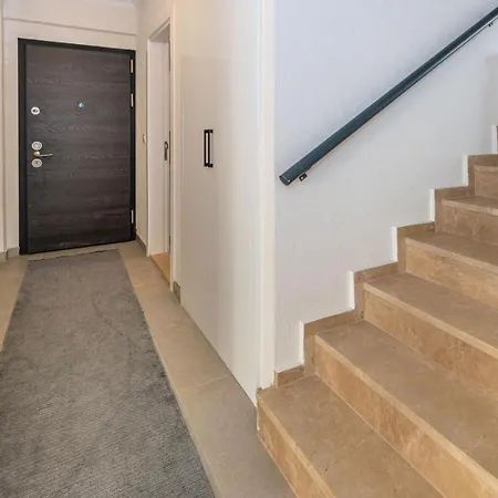 Leona - 5 Bedroom In